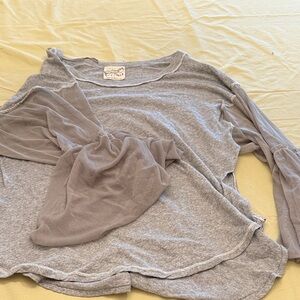 It’s all about the sleeves!
Free people grey top size small